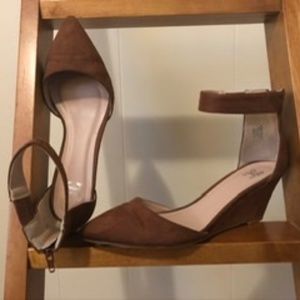 journee collection kova wedge pump